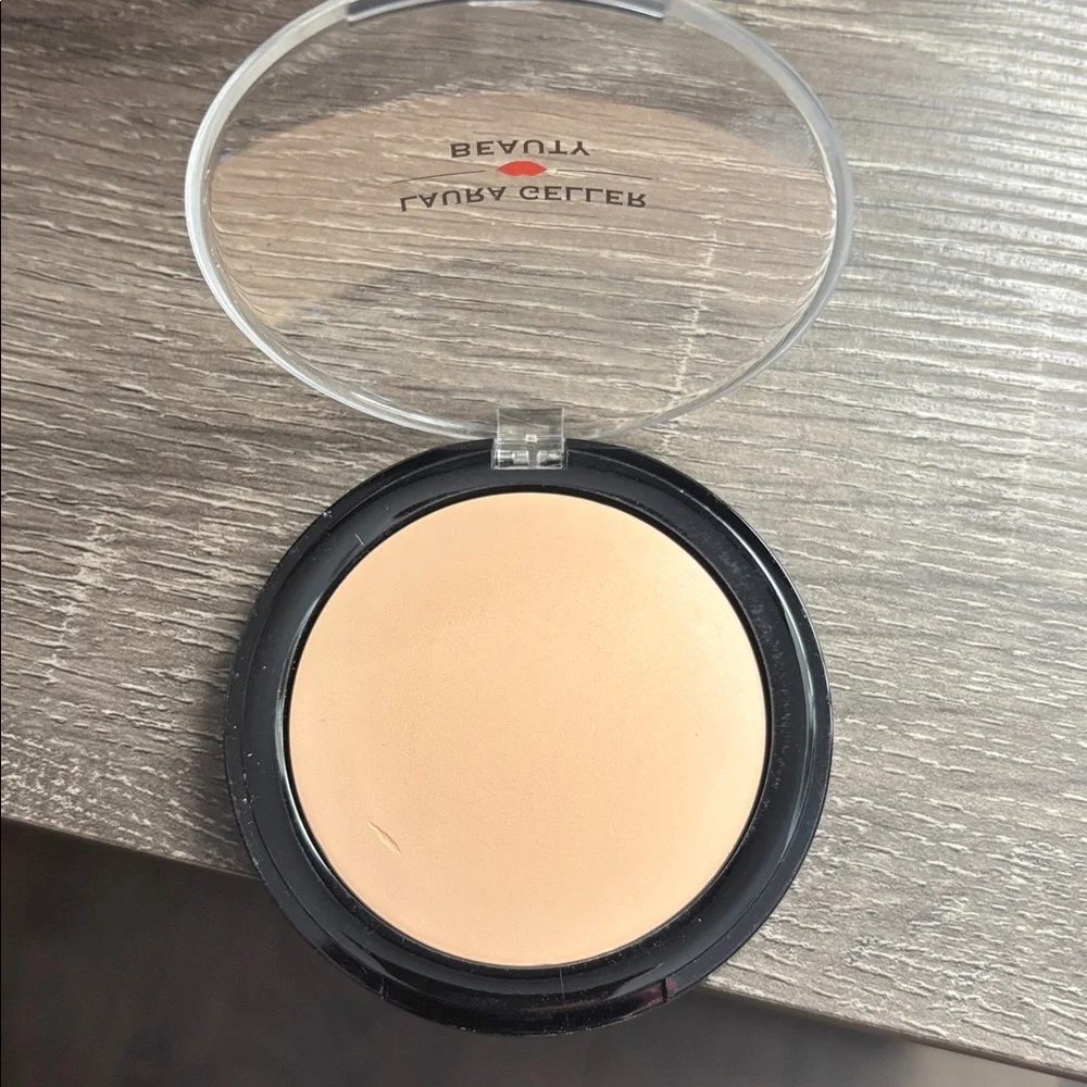 Laura Geller Pressed Setting Powder in Light Beige